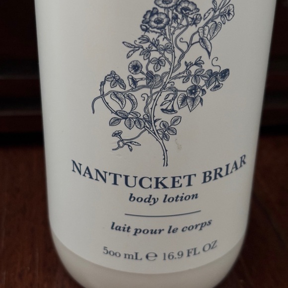Crabtree & Evelyn Nantucket Briar Lotion in White and Blue - Picture 4 of 4